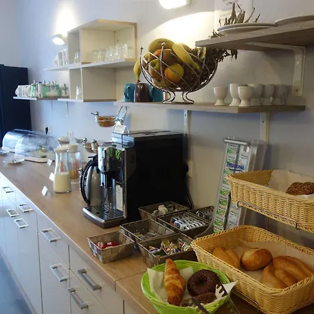 מלון Victoria Living 3*